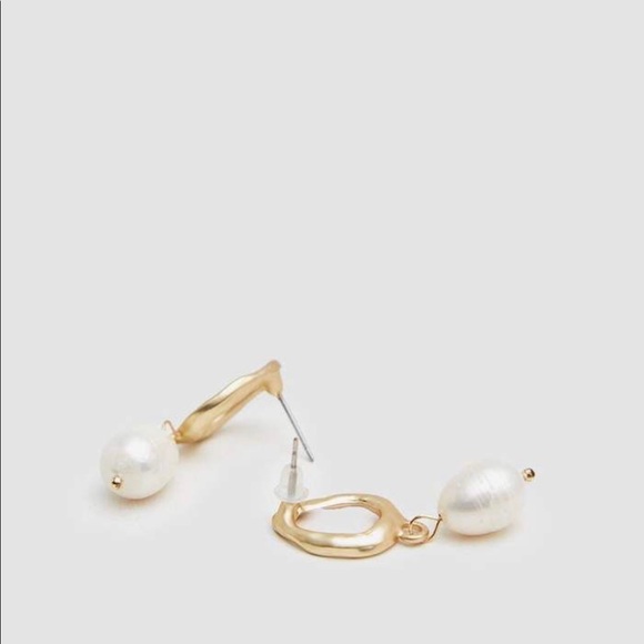 Genia gold and pearl drop earrings by Farrow - Picture 3 of 8